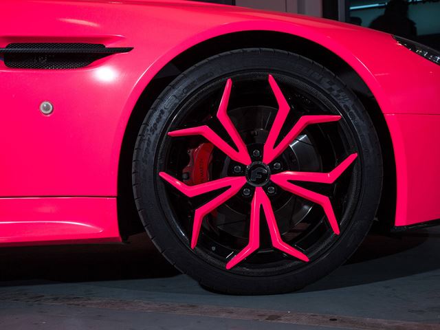 Розовые красавицы - что бы вы предпочли - автомобиль или девушку?